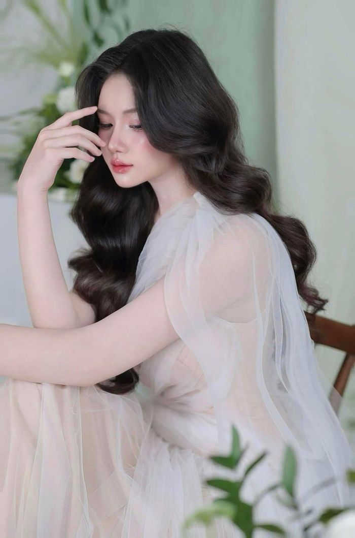 Dù nhân vật Tuyết Lan xuất hiện với thời lượng lớn trong phim, lại có nhiều cảnh tâm lý nặng nhưng Tú Quyên được nhận xét tròn vai trong vai diễn thử thách trong sự nghiệp. 