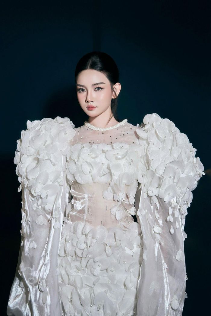 Trước khi được biết đến với vai trò diễn viên, Tú Quyên đã có nhiều năm làm người mẫu. Nhờ lợi thế hình thể và sự tự tin trước ống kính nên cô dễ dàng chinh phục vai diễn đầu tay. 