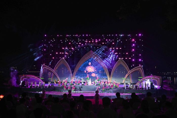 Lễ khai mạc diễn ra với nhiều màn biểu diễn nghệ thuật đặc sắc. Ảnh Nguyễn Huy