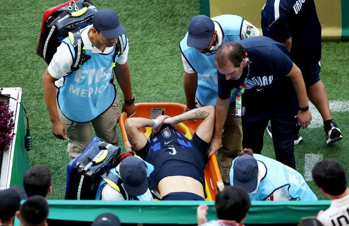 Manuel Ugarte dính chấn thương nghiêm trọng - Ảnh: FIFA