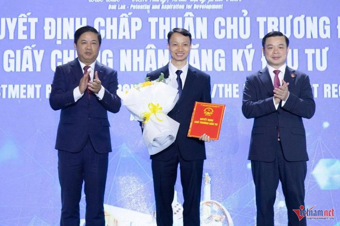 Trao quyết định chủ trương và giấy chứng nhận đăng ký đầu tư cho các doanh nghiệp. Ảnh: Hải Dương