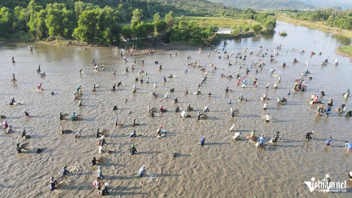 Hàng trăm người dân, du khách cùng lội nước