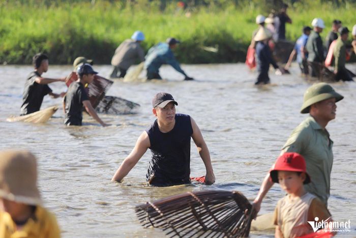Năm nay, mực nước khá thấp thuận lợi cho việc đánh bắt của người dân và du khách