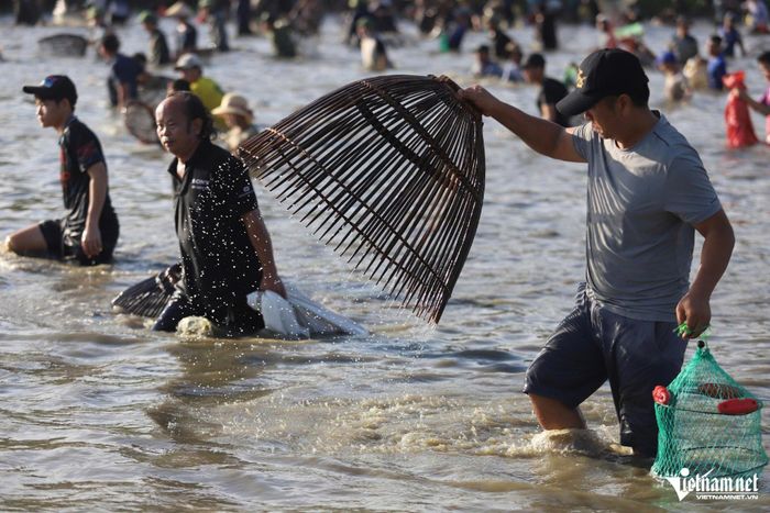 Những 'nơm thủ' săn cá không biết mệt
