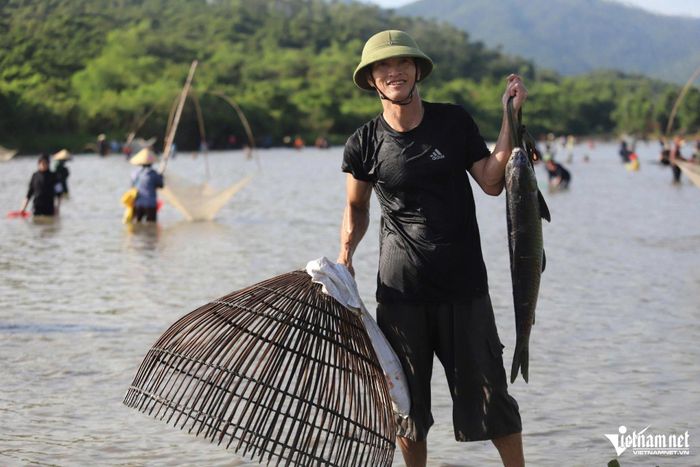Một người đàn ông bắt được con cá nặng 5kg