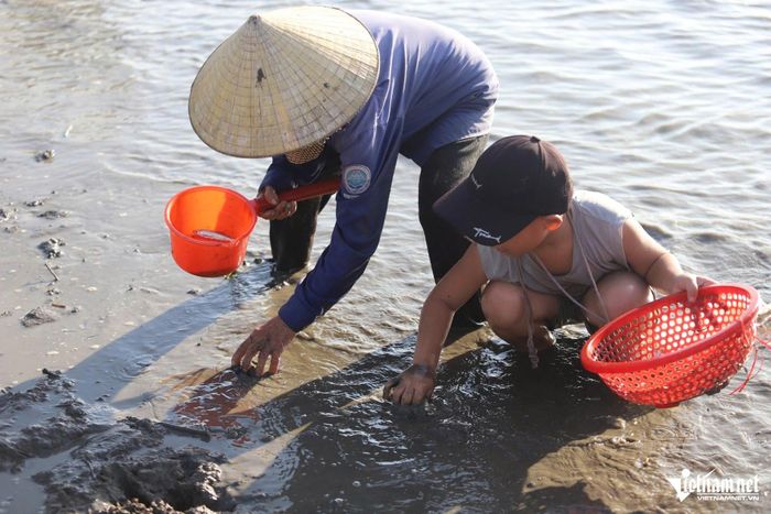 Bé trai theo mẹ lội nước săn tôm cá ở Vực Rào