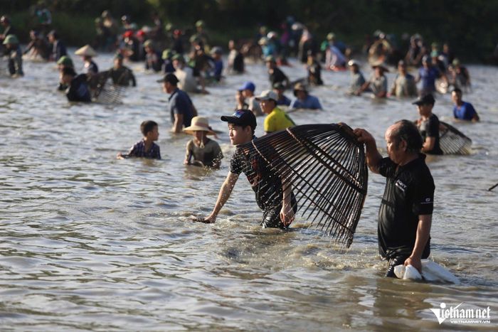 Lễ hội thu hút cả người lớn tuổi và thanh thiếu niên tham gia săn cá