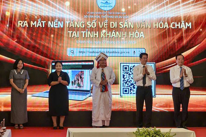 Các đại biểu thực hiện nghi thức ra mắt nền tảng số về di sản văn hóa Chăm tại tỉnh Khánh Hòa. Ảnh: Xuân Ngọc
