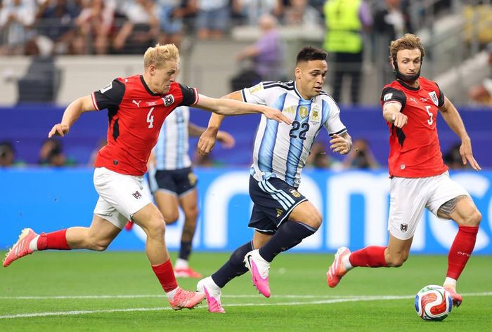Các cầu thủ Áo không thể ngăn cản Argentina - Ảnh: FIFA