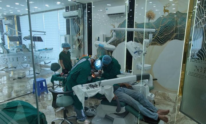 Nhân viên Nha khoa quốc tế Tuệ Minh trực tiếp can thiệp kỹ thuật răng cho khách. Ảnh: Công an TP Cần Thơ