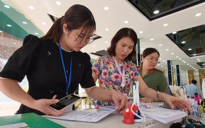 Đoàn kiểm tra máy móc, sổ sách và các loại thuốc, vật tư y tế. Ảnh: Công an TP Cần Thơ