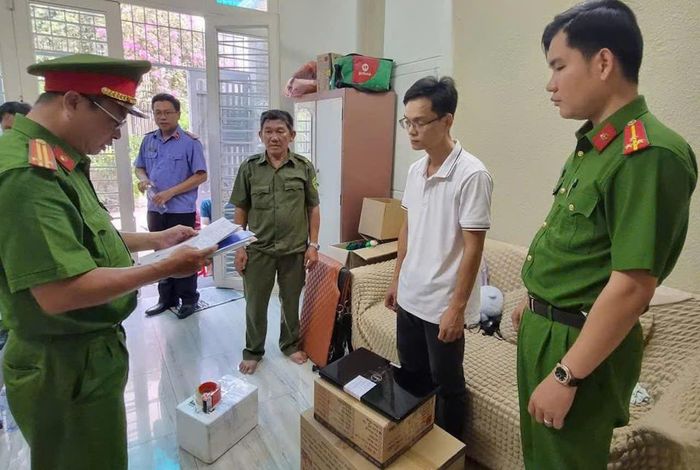 Cơ quan điều tra tống đạt quyết định tố tụng đối với Trần Minh Duy. Ảnh: CACC