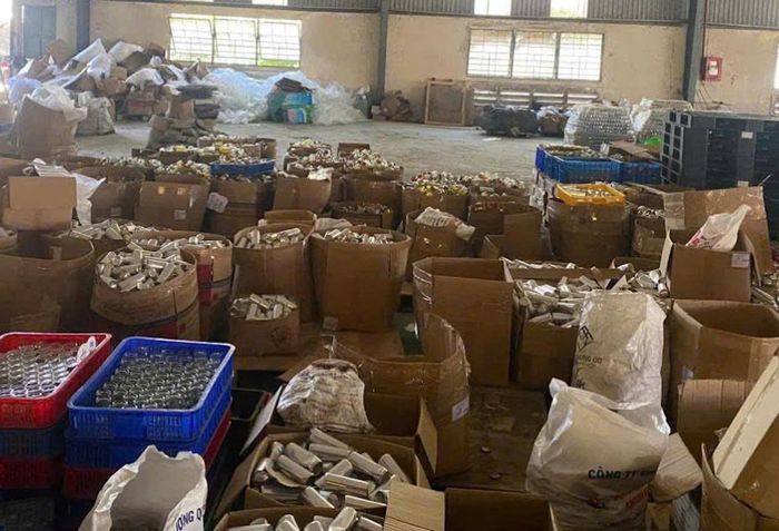 Bên trong cơ sở sản xuất hàng giả là nước yến, tổ yến chưng sẵn. Ảnh: CACC