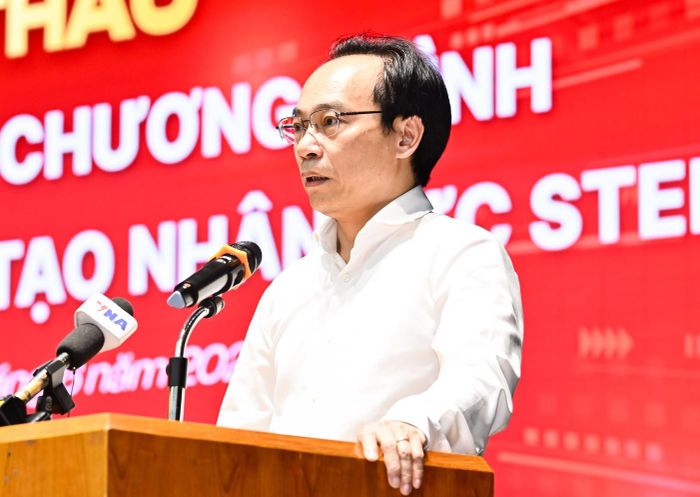 Bộ trưởng Bộ GD-ĐT Hoàng Minh Sơn phát biểu tại hội thảo. Ảnh: Duy Thành