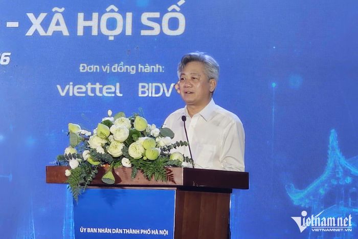 Ông Nguyễn Tiến Sỹ, Phó Giám đốc Sở KH&amp;CN thành phố Hà Nội giải đáp các kiến nghị, đề xuất của xã, phường liên quan đến chuyển đổi số, phát triển kinh tế số và xã hội số.