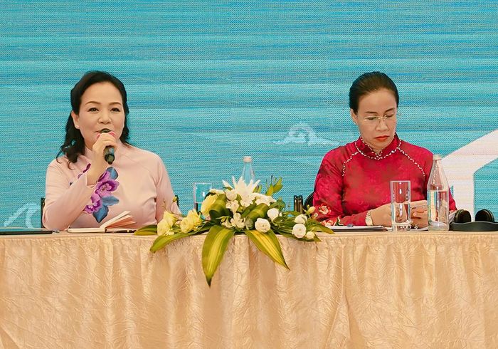 Phó Chủ tịch UBND thành phố Nguyễn Thị Anh Thi và Tiến sĩ Ngô Phương Lan - Chủ tịch Hiệp hội Xúc tiến phát triển Điện ảnh Việt Nam đồng chủ trì họp báo.