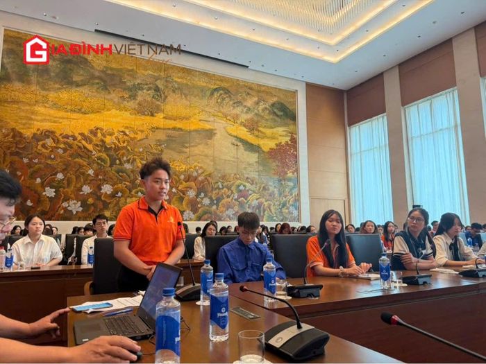 Sinh viên Mai Quỳnh Anh - Khoa Truyền thông Đại học FPT đặt câu hỏi: "Làm thế nào để những thông tin khô khan từ nghị trường có thể được truyền tải một cách mềm mại, dễ tiếp nhận và có sức cuốn hút?"