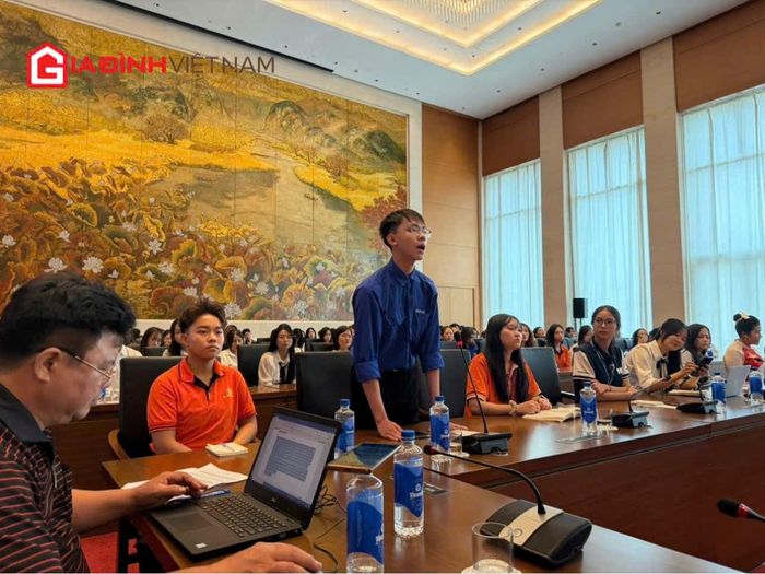 Sinh viên Chí Cường (Học viện Báo chí và Tuyên truyền) đặt câu hỏi cho ban tổ chức diễn đàn