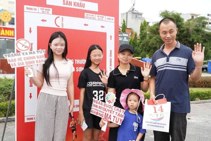 Trước đó, nhiều gia đình đã đến quảng trường Lam Sơn để hưởng ứng chương trình