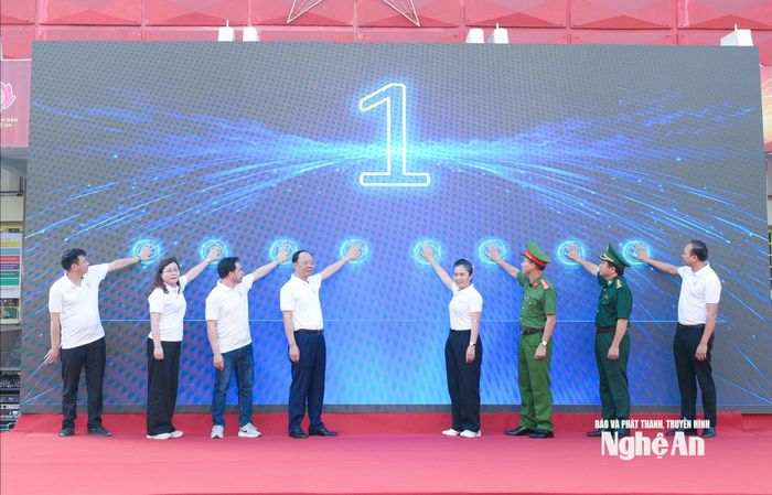 Các đồng chí lãnh đạo tỉnh, Tỉnh đoàn và lãnh đạo các phường trung tâm ấn nút phát động phong trào “Nghệ An - Chủ động, quyết liệt - Chung một quyết tâm xây dựng xã, phường không ma túy" và phát động toàn dân tố giác tội phạm, tệ nạn ma túy. Ảnh: Mai Hoa