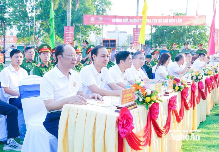 Đồng chí Bùi Thanh An - Ủy viên Ban Thường vụ Tỉnh ủy, Phó Chủ tịch Thường trực UBND tỉnh và lãnh đạo các sở, ban, ngành, địa phương tham dự Lễ mít tinh. Ảnh: Mai Hoa