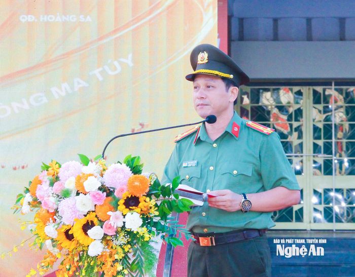 Thượng tá Đinh Trọng Dung - Phó Trưởng phòng Tham mưu, Công an tỉnh điều hành Lễ mít tinh. Ảnh: Mai Hoa