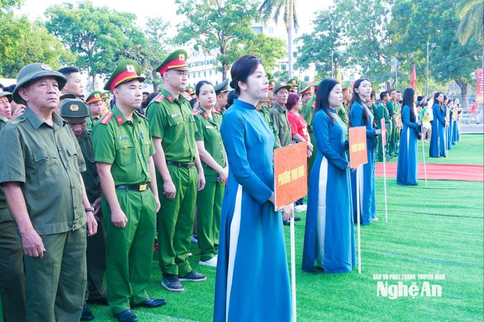 Các lực lượng tham gia Lễ mít tinh. Ảnh: Mai Hoa