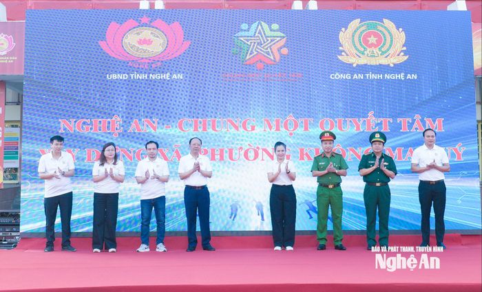 Các đồng chí lãnh đạo tỉnh, Tỉnh đoàn và lãnh đạo các phường trung tâm tỉnh cam kết quyết tâm chung sức, đồng lòng xây dựng xã, phường không ma túy trên địa bàn tỉnh. Ảnh: Mai Hoa