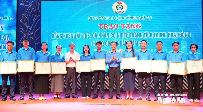 Trao Bằng khen của Liên đoàn Lao động tỉnh cho các tập thể, cá nhân có thành tích trong hoạt động tháng Công nhân năm 2026. Ảnh: TL