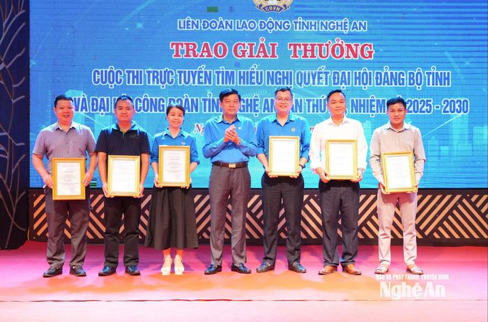 Chủ tịch Liên đoàn Lao động tỉnh Kha Văn Tám trao giải thưởng cuộc thi tìm hiểu Nghị quyết Đại hội Đảng bộ tỉnh và Đại hội Công đoàn tỉnh Nghệ An nhiệm kỳ 2025 -2030 cho các tập thể. Ảnh: TL