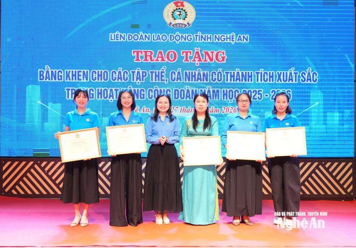 Trao Bằng khen của Liên đoàn Lao động tỉnh cho các tập thể, cá nhân có thành tích xuất sắc trong hoạt động công đoàn năm học 2025 - 2026. Ảnh: TL