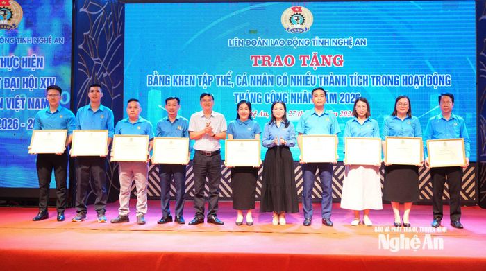 Trao Bằng khen của Liên đoàn Lao động tỉnh cho các tập thể, cá nhân có thành tích trong hoạt động tháng công nhân năm 2026. Ảnh: TL