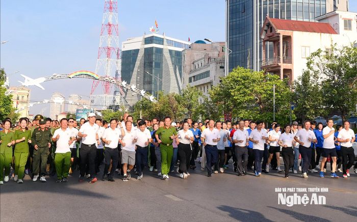 Các đồng chí lãnh đạo tỉnh và đại diện lãnh đạo các sở, ban, ngành tham gia chạy hưởng ứng “Chung một quyết tâm xây dựng xã, phường không ma túy”. Ảnh: Nguyễn Khánh