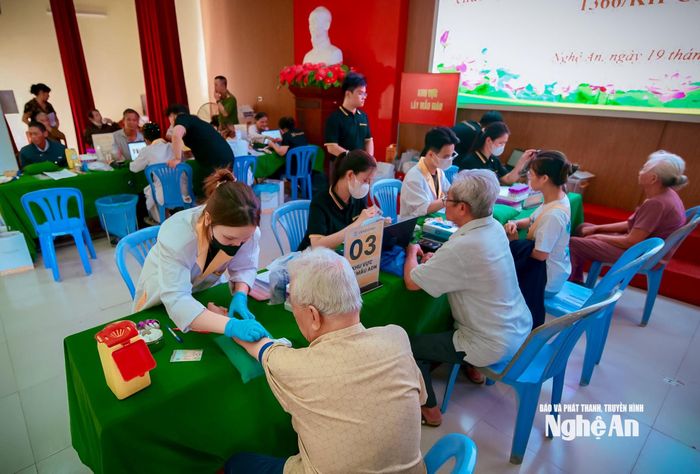 Tại Nghệ An, mục tiêu đặt ra là thu nhận hơn 22.000 mẫu ADN của thân nhân liệt sĩ tại 130 xã, phường. Ảnh: Thành Chung