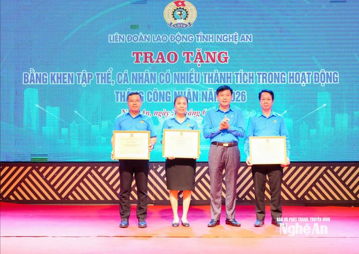 Chủ tịch Liên đoàn Lao động tỉnh Kha Văn Tám trao Bằng khen của Tổng Liên đoàn Lao động Việt Nam cho các tập thể, cá nhân. Ảnh: TL