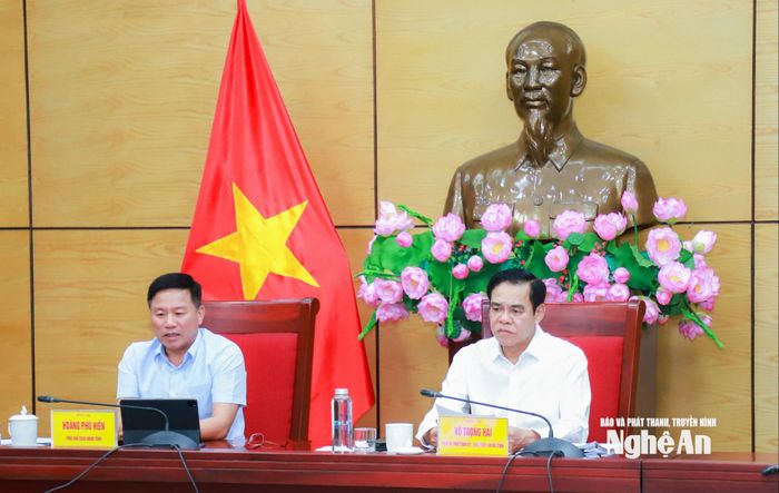 Các đồng chí: Võ Trọng Hải - Phó Bí thư Tỉnh ủy, Chủ tịch UBND tỉnh; Hoàng Phú Hiền - Ủy viên Ban Chấp hành Đảng bộ tỉnh, Phó Chủ tịch UBND tỉnh đồng chủ trì tại điểm cầu UBND tỉnh Nghệ An. Ảnh: Thành Duy