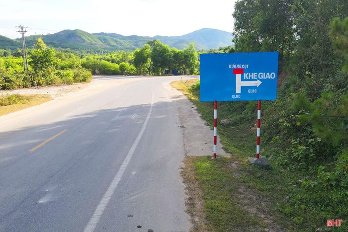Do chưa được thông tuyến, trên biển báo giao thông tại khu vực giao với quốc lộ 8C ở xã Thạch Xuân, cơ quan chức năng thông báo “đường cụt” để đảm bảo an toàn cho người tham gia giao thông.
