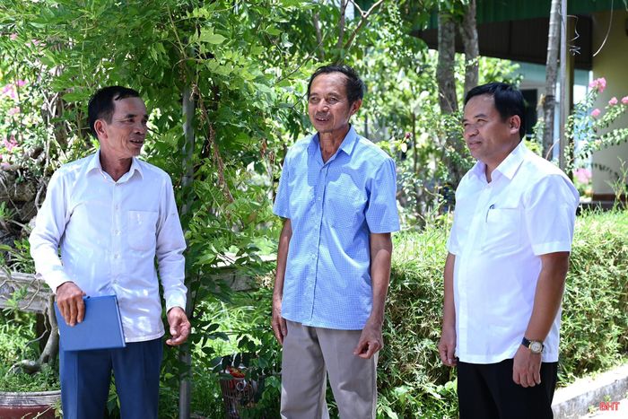 Ông Nguyễn Huy Sơn (người ngoài cùng bên trái) - Bí thư Chi bộ thôn Tây Bắc (xã Cẩm Bình) phấn khởi với việc bổ sung phụ cấp cho tổ liên gia sẽ góp phần động viên, khuyến khích đội ngũ này tiếp tục cống hiến.