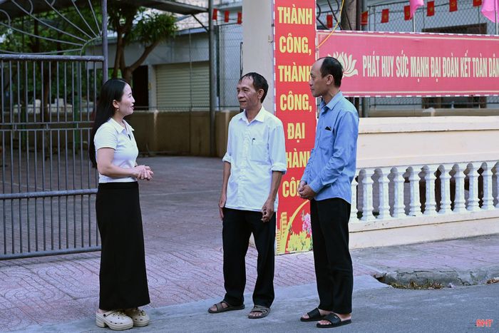 Ông Trần Ngọc Hoa - Tổ trưởng Tổ dân phố 6, phường Thành Sen (người đứng giữa) cho rằng việc nâng chế độ cho đội ngũ cán bộ thôn, tổ dân phố là hợp lý.