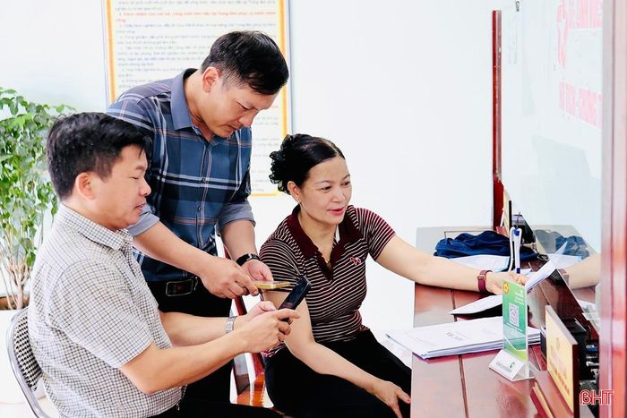  Dẫu nhiều vất vả, áp lực nhưng mỗi cán bộ vẫn luôn cố gắng, bởi họ hiểu rằng giai đoạn chuyển đổi nào cũng cần sự đồng lòng và cống hiến. 