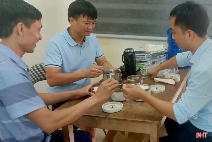 Bên chiếc cặp công tác của nhiều cán bộ xã giờ đây có thêm một hộp cơm với bữa cơm ăn vội ngay trong phòng làm việc.