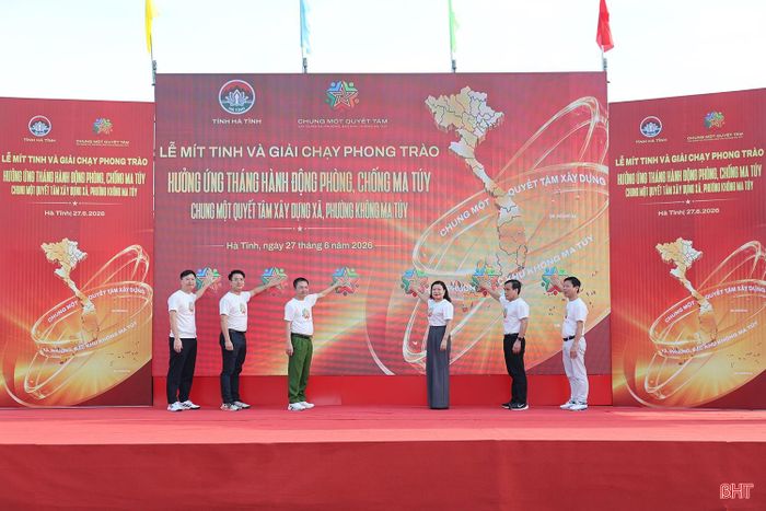 Đại biểu Hà Tĩnh thực hiện nghi thức hưởng ứng Tháng hành động phòng, chống ma túy năm 2026.