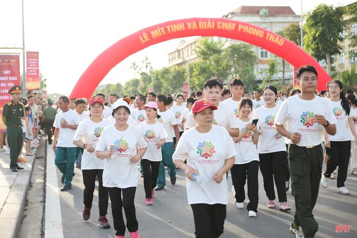 Giải chạy phong trào thu hút đông đảo người dân ở mọi lứa tuổi cùng tham dự.
