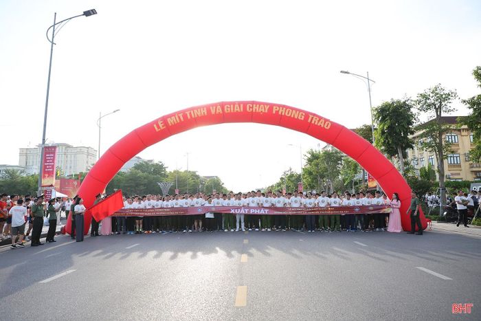Đông đảo cán bộ công chức, viên chức, cán bộ chiến sĩ, đoàn viên thanh niên và các tầng lớp nhân dân tham gia hưởng ứng tại Hà Tĩnh.