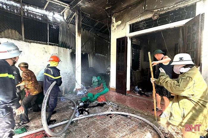 Đám cháy bùng phát tại nhà của gia đình anh Nguyễn Duy Quý (ngõ 31, đường Hà Tôn Mục, phường Thành Sen) - gần chợ Hà Tĩnh ngày 21/6/2026.