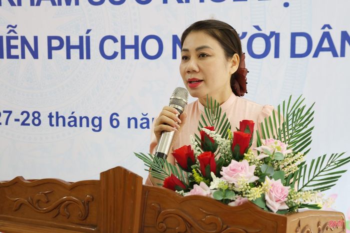 Phó Chủ tịch UBND phường Thành Sen Trần Thị Thủy Nga phát biểu hưởng ứng đợt cao điểm khám sức khỏe định kỳ cho người dân.