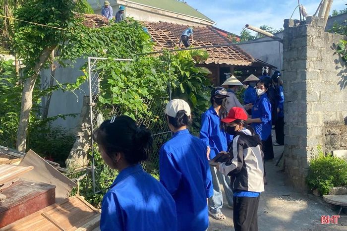  Trong khuôn khổ chương trình, các đơn vị cũng triển khai nhiều hoạt động an sinh xã hội như thăm hỏi, tặng quà các gia đình chính sách, hộ có hoàn cảnh khó khăn, trẻ em; tổ chức các lớp dạy bơi, tiếng Anh, kỹ năng sống cho thanh thiếu nhi trong dịp hè; đồng thời xây dựng, bàn giao nhiều công trình thanh niên phục vụ cộng đồng. Trong ảnh: Tuổi trẻ xã Thạch Xuân hỗ trợ xây dựng nhà ở cho hộ nghèo. 