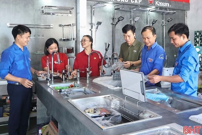  Dịp này, nhiều câu lạc bộ, tổ hợp tác, mô hình kinh tế thanh niên tiêu biểu cũng được ra mắt, góp phần khơi dậy tinh thần khởi nghiệp, đổi mới sáng tạo, phát triển kinh tế trong ĐVTN. Trong ảnh: Đoàn xã Mai Phụ ra mắt mô hình kinh tế thanh niên. 
