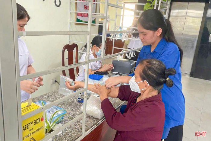  Các đơn vị đã triển khai nhiều hoạt động thiết thực gắn với nhu cầu thực tiễn của địa phương. Trong ảnh: Tuổi trẻ xã Tiên Điền tham gia hỗ trợ lực lượng chuyên môn trong khám, chăm sóc sức khỏe cho người dân. 