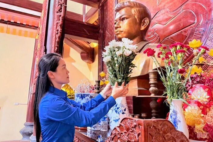  Nhiều đơn vị tổ chức chăm sóc, tu bổ, hành hương về các địa chỉ đỏ, di tích lịch sử, góp phần giáo dục truyền thống cách mạng, bồi đắp lòng yêu nước và niềm tự hào dân tộc cho thế hệ trẻ. Cùng với đó là các hoạt động tuyên truyền pháp luật, phòng chống tệ nạn xã hội, phòng chống tai nạn thương tích, nâng cao nhận thức và kỹ năng cho đoàn viên, thanh thiếu nhi. Trong ảnh: Tuổi trẻ xã Đức Thọ hành hương về các địa chỉ đỏ. 